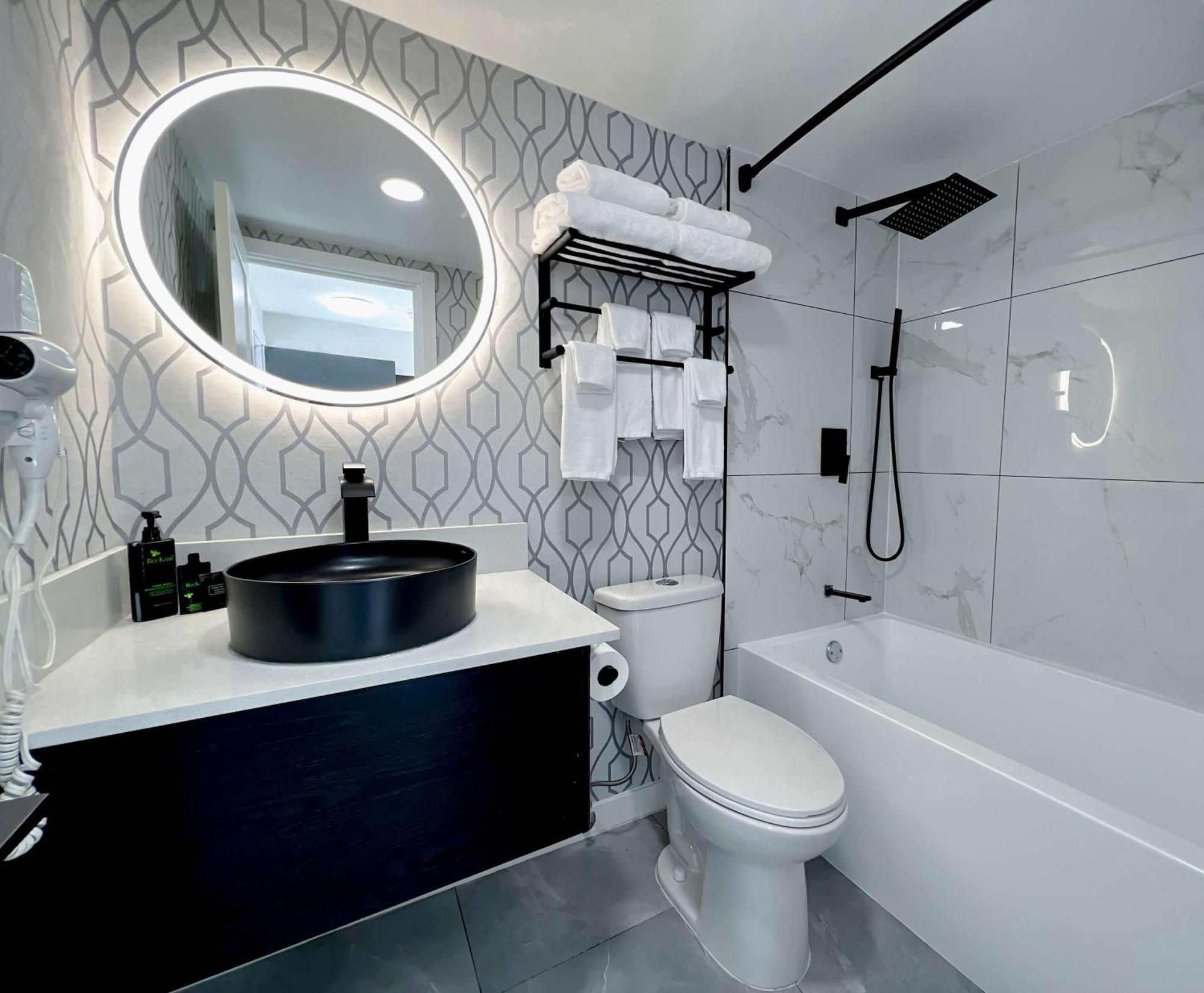 בורנבי Coast Metro Vancouver Hotel מראה חיצוני תמונה
