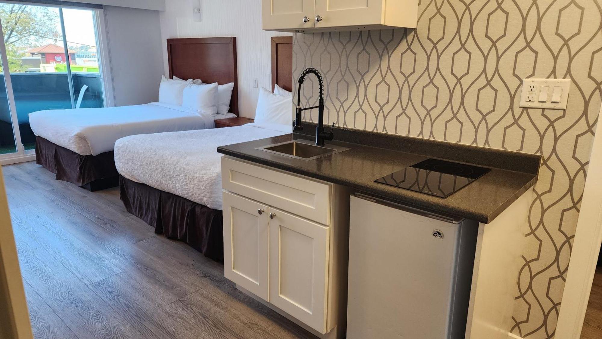 בורנבי Coast Metro Vancouver Hotel מראה חיצוני תמונה